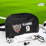 Neceser negro con escudos de fútbol: estilo y pasión