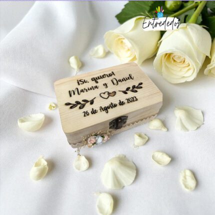 Caja de madera para alianzas con detalles personalizados