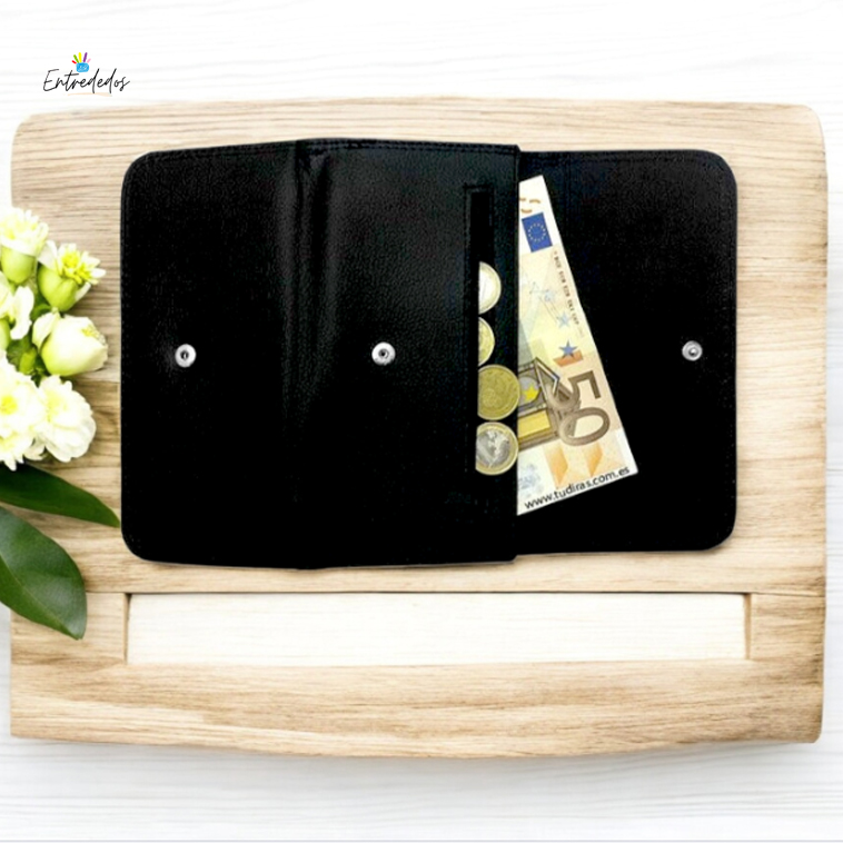 cartera-mujer-piel-06jpg Cartera Personalizada de Polipiel – Un Regalo Elegante y Único - Imagen 5