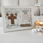 Marco blanco elegante con detalles en madera para catequista