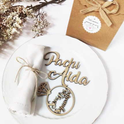 Diseños exclusivos de set de anillo y nombres en madera