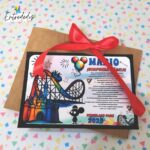 sorpresa mágica, viaje sorpresa, anuncio de viaje, carta sorpresa infantil, experiencia mágica, aventura en familia, regalo especial para niños, sorpresa de viaje, carta personalizada, diseño infantil mágico, regalo original para niños, viaje a parque temático, día mágico, ilusión infantil, sorpresa para peques, carta mágica personalizada