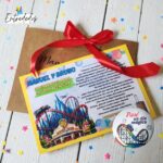 carta sorpresa personalizada anunciando un viaje mágico a dos parques temáticos, con diseño infantil y colores alegres"