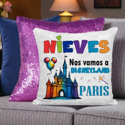 Cojín de lentejuelas rosa personalizado con mensaje sorpresa de viaje a Disney