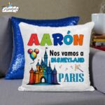 Cojín de lentejuelas rosa personalizado con mensaje sorpresa de viaje a Disney