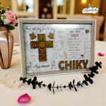 Marco blanco/madera elegante con detalles en madera para catequista