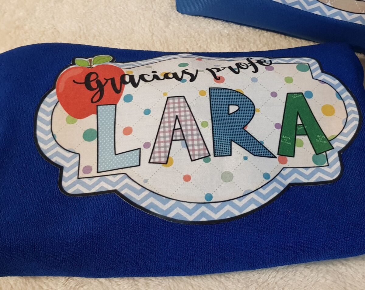 Toalla de playa de colores para profesora NOMBRE - Imagen 5