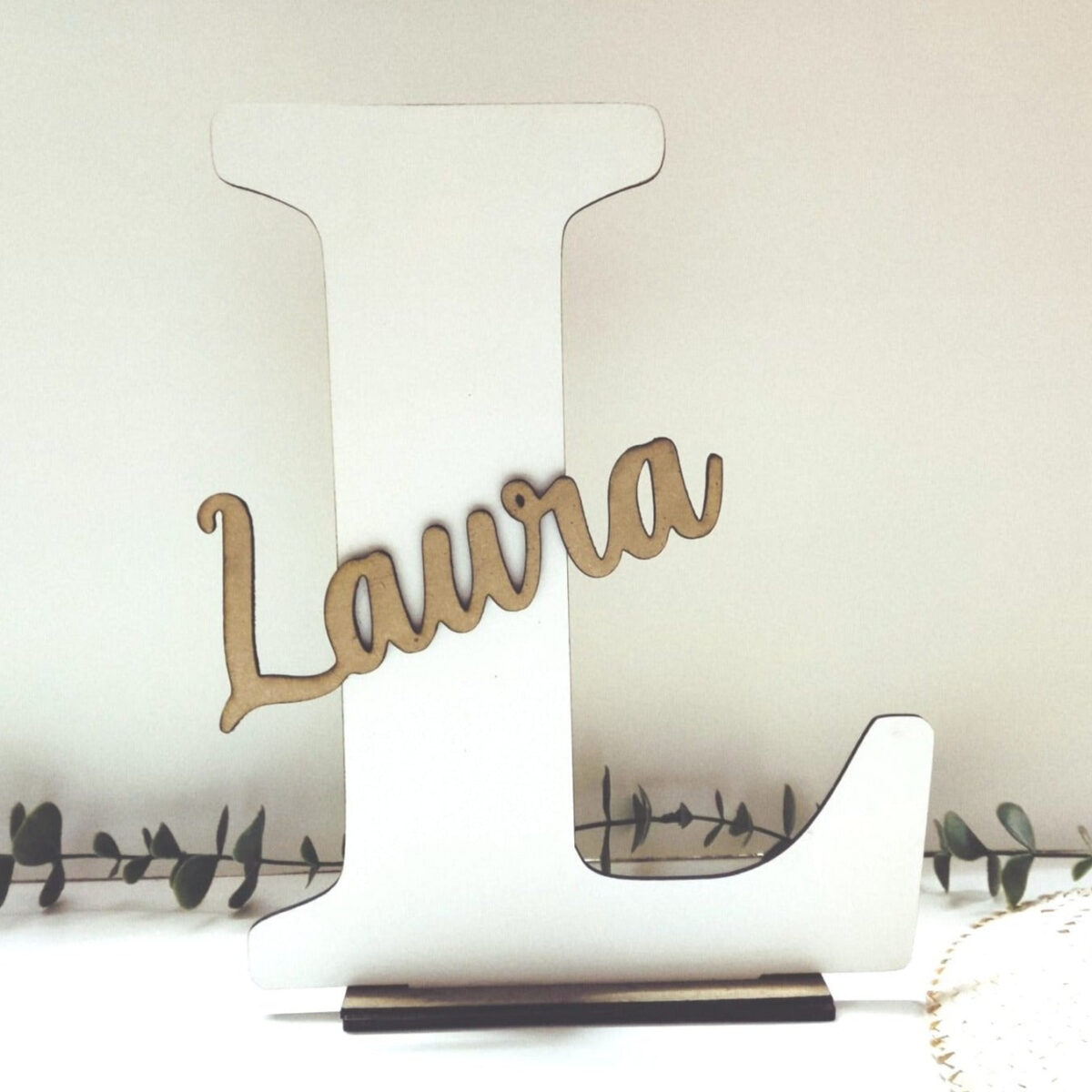 Iniciales de madera con nombre en relieve - Imagen 2