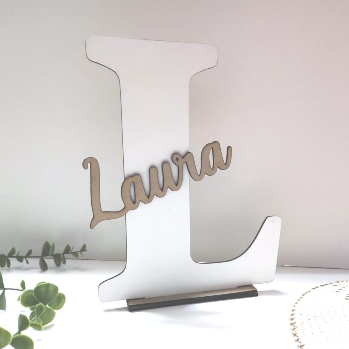 Iniciales de madera con nombre en relieve - Imagen 1