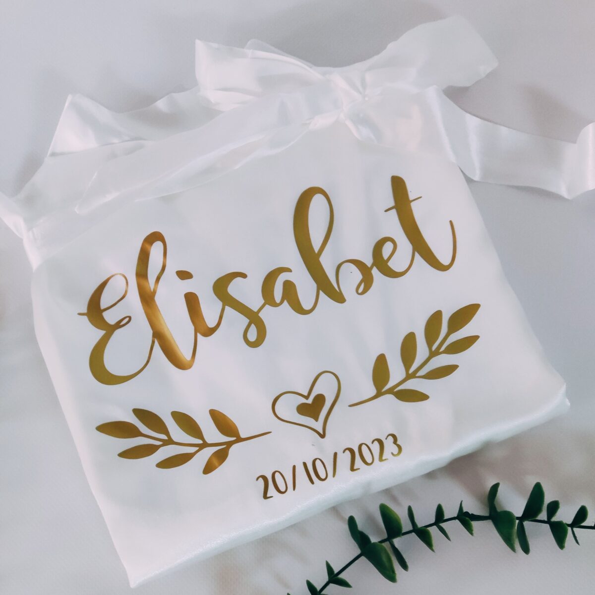 Bata de satén de novia blanca personalizada modelo PREMIUM - Imagen 40