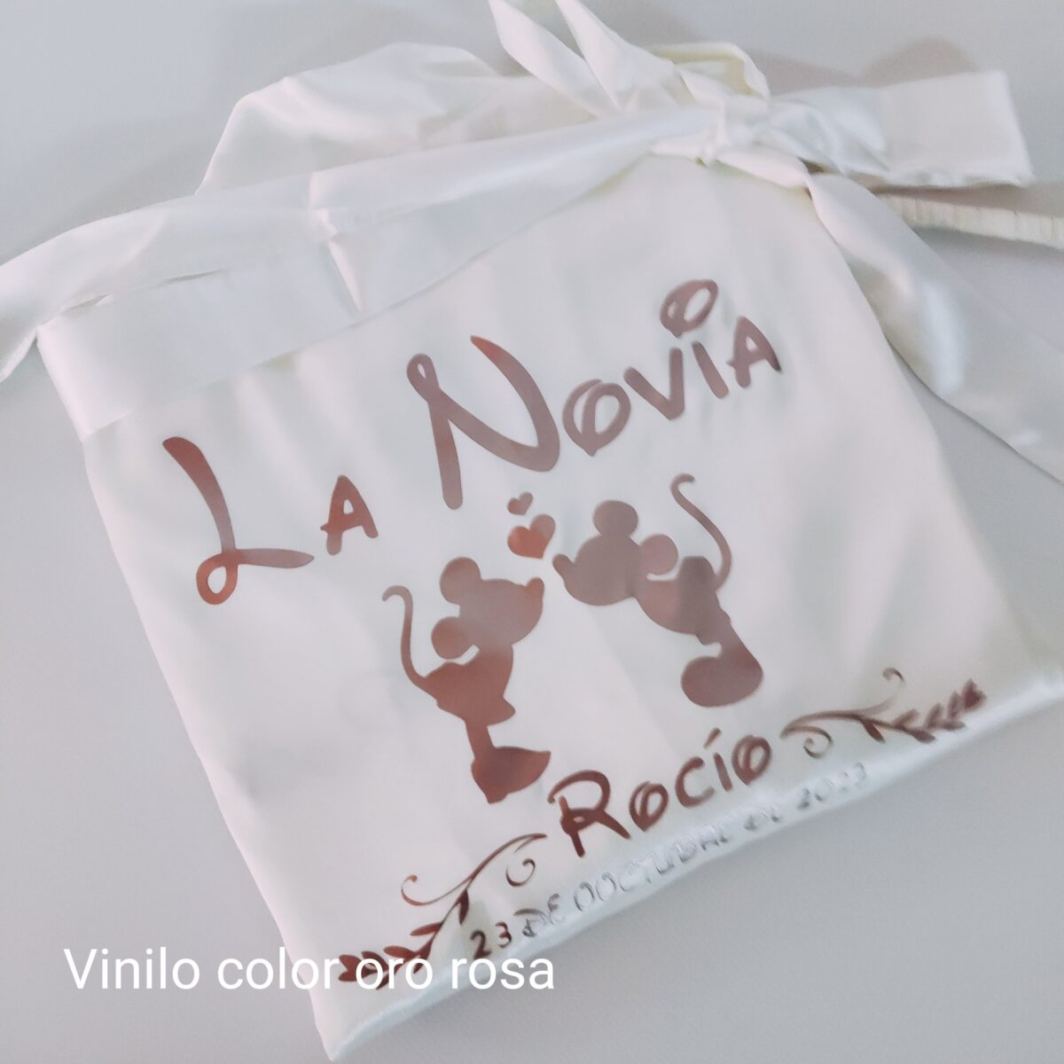 Bata de satén de novia blanca personalizada modelo PREMIUM - Imagen 42
