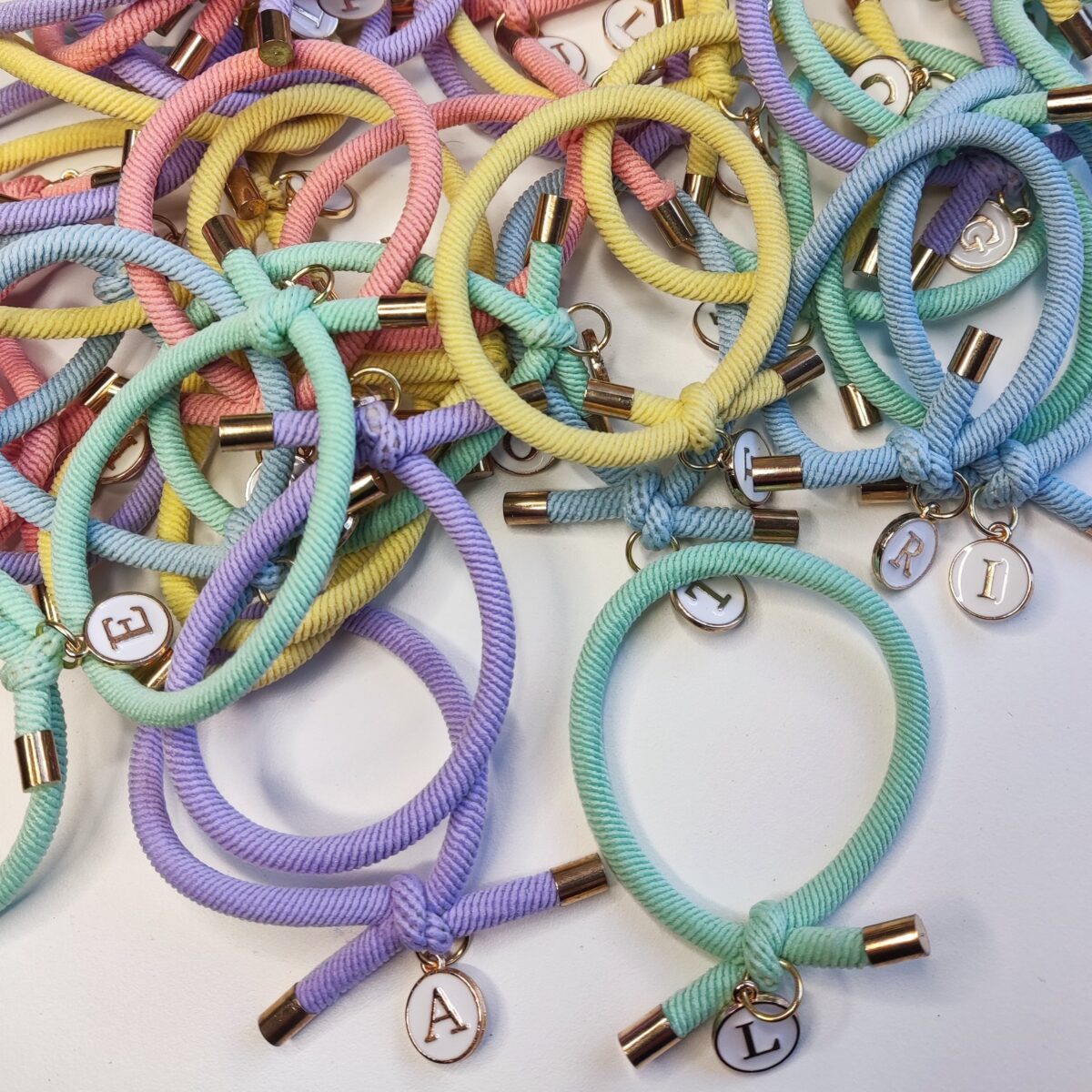 Pulsera elástica de colores con inicial - Imagen 6