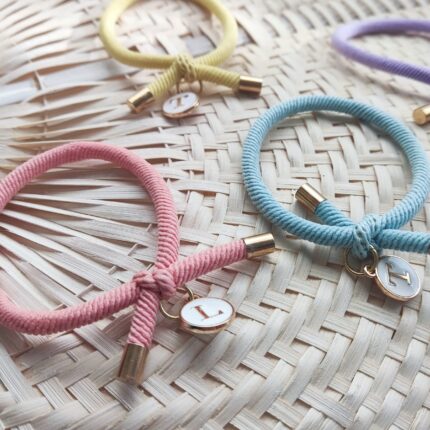 Pulsera elástica de colores con inicial