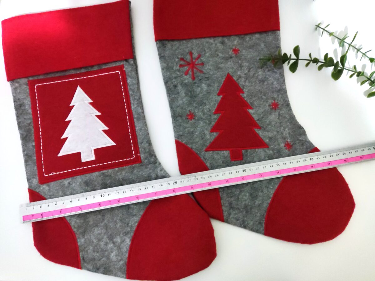 🎄 Calcetín de Navidad gris y rojo personalizado - Imagen 5