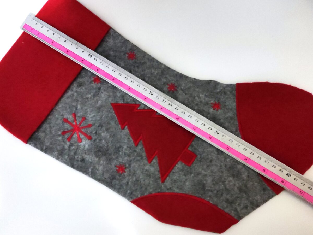 🎄 Calcetín de Navidad gris y rojo personalizado - Imagen 4