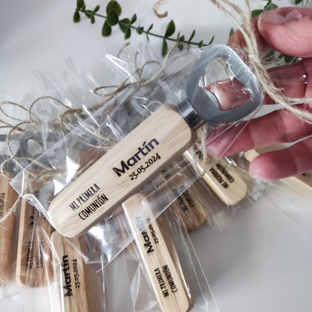 Abrebotellas alargado de madera personalizados - Imagen 1