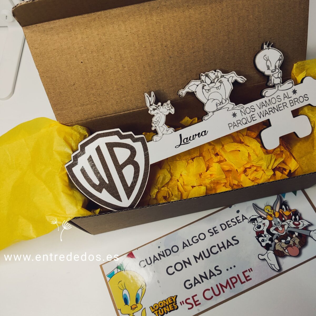 2-Llave viaje a parque Warner Bros de madera personalizada - Imagen 2