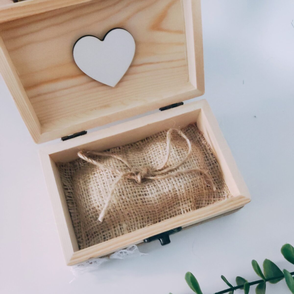 Caja porta arras o alianzas personalizada variedad de temáticas - Imagen 9