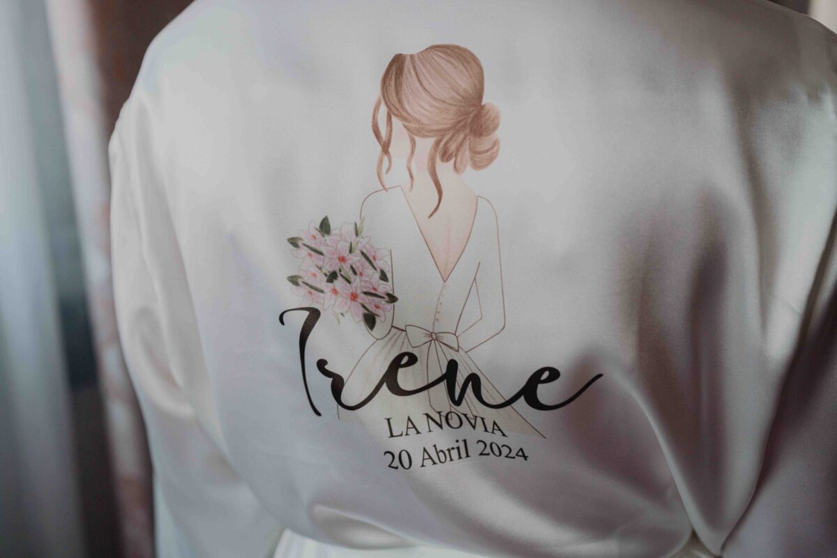 Bata de satén de novia blanca personalizada modelo PREMIUM - Imagen 46