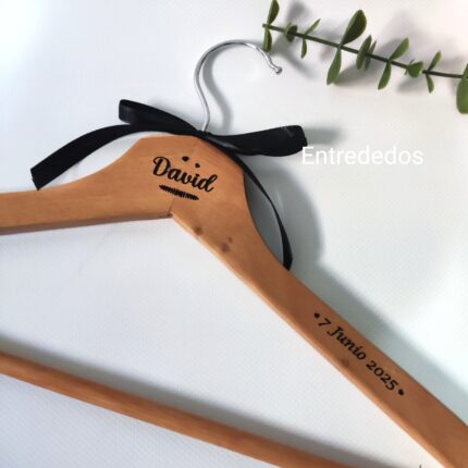 Percha gravada a laser "COLOR NATURAL"