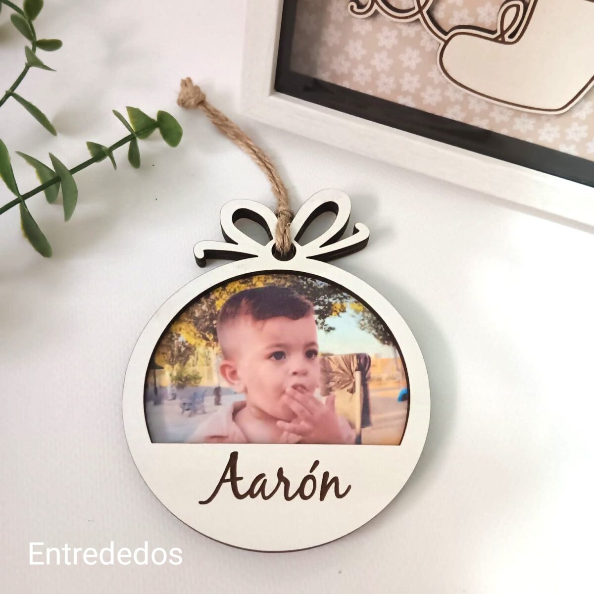 🎄 Bola madera personalizada con fotos diseño lazo - Imagen 1