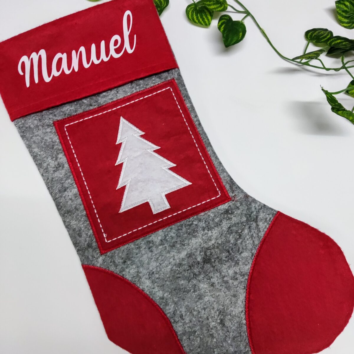 🎄 Calcetín de Navidad gris y rojo personalizado - Imagen 1