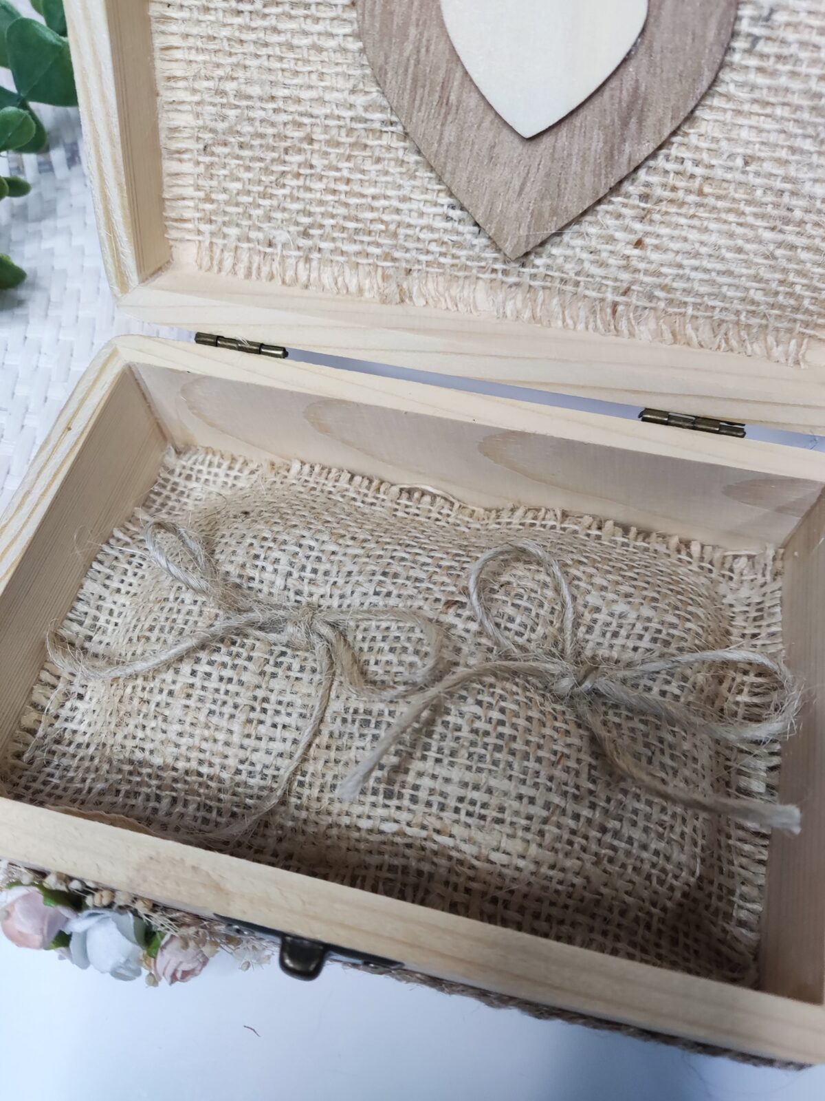 Caja porta alianzas de madera con detalles grabados - Imagen 3