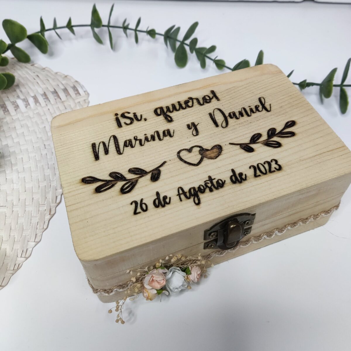 Caja porta alianzas de madera con detalles grabados - Imagen 2