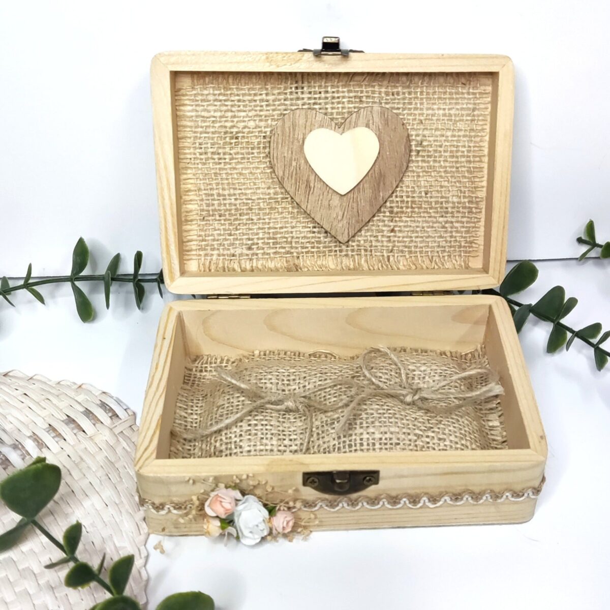 Caja porta alianzas de madera con detalles grabados - Imagen 1