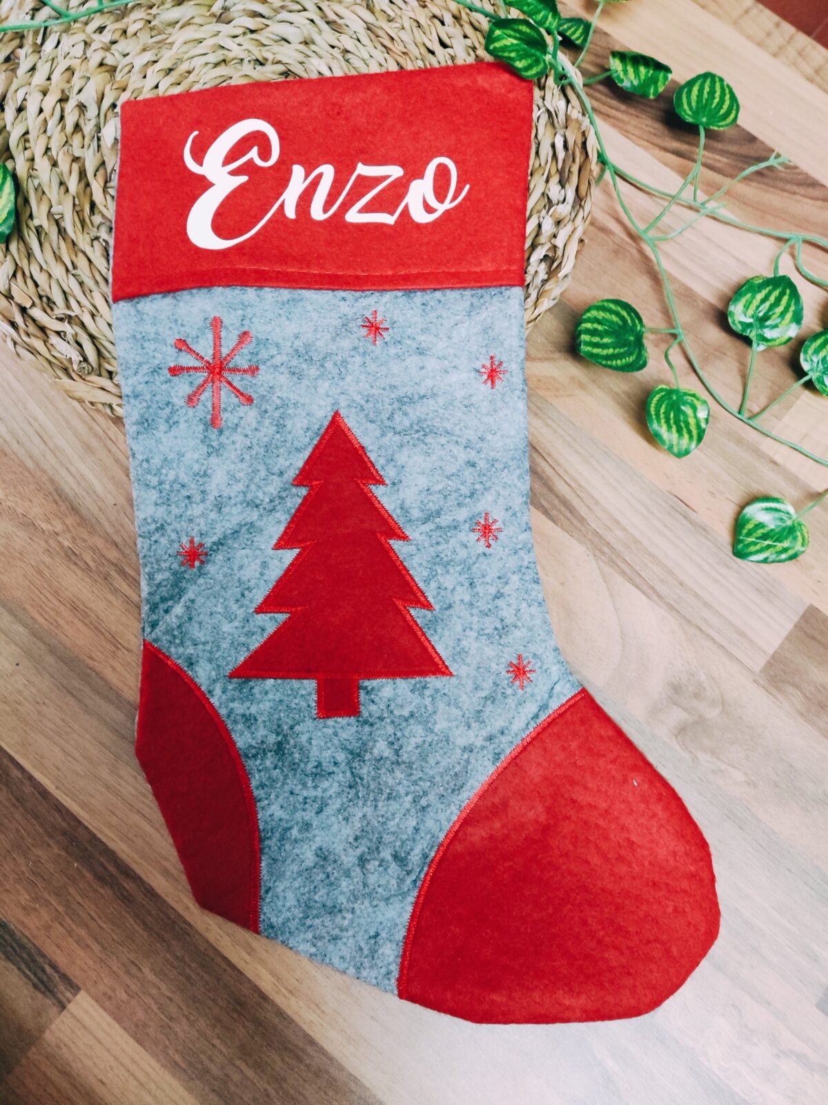 🎄 Calcetín de Navidad gris y rojo personalizado - Imagen 3