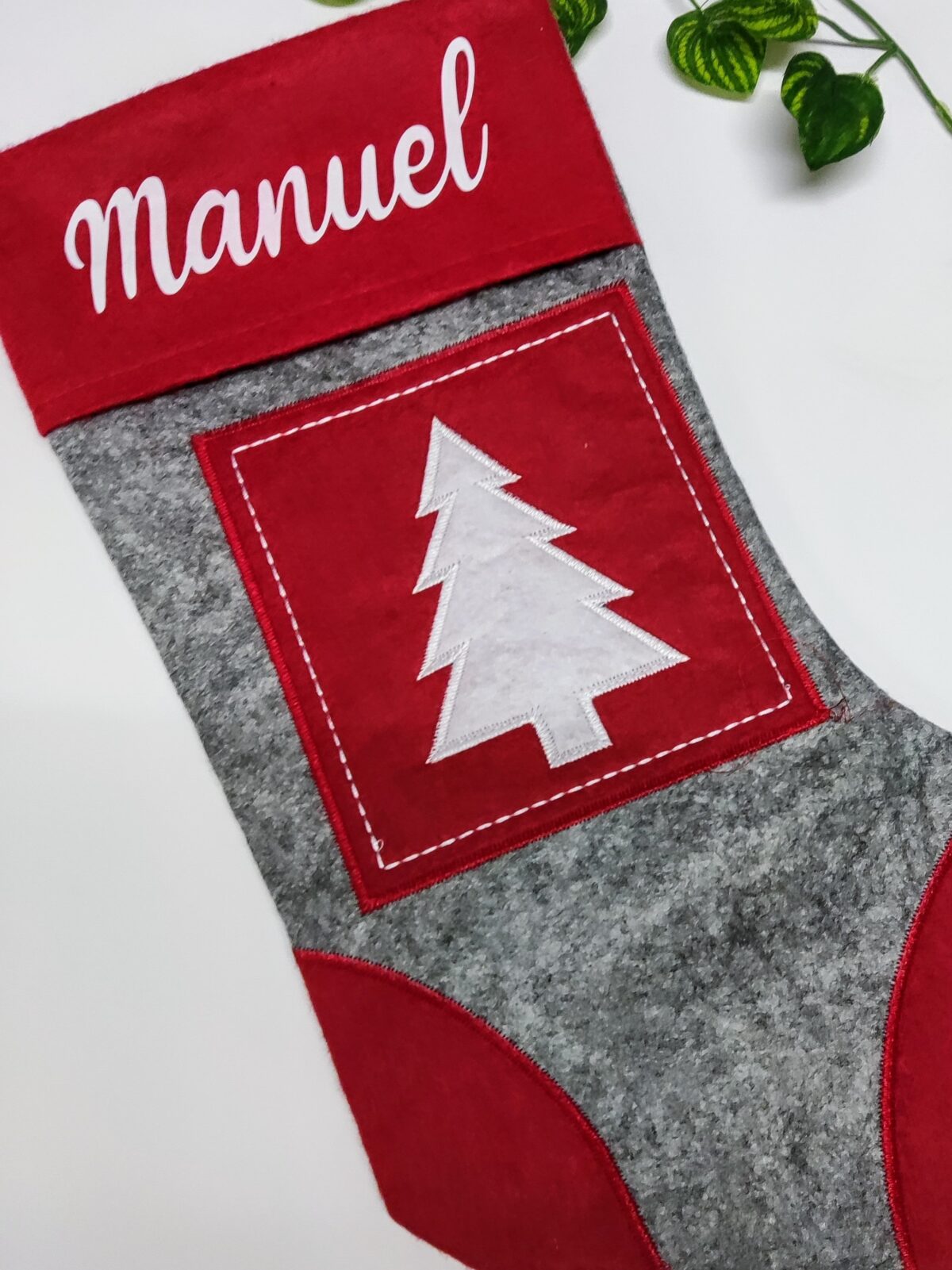 🎄 Calcetín de Navidad gris y rojo personalizado - Imagen 2