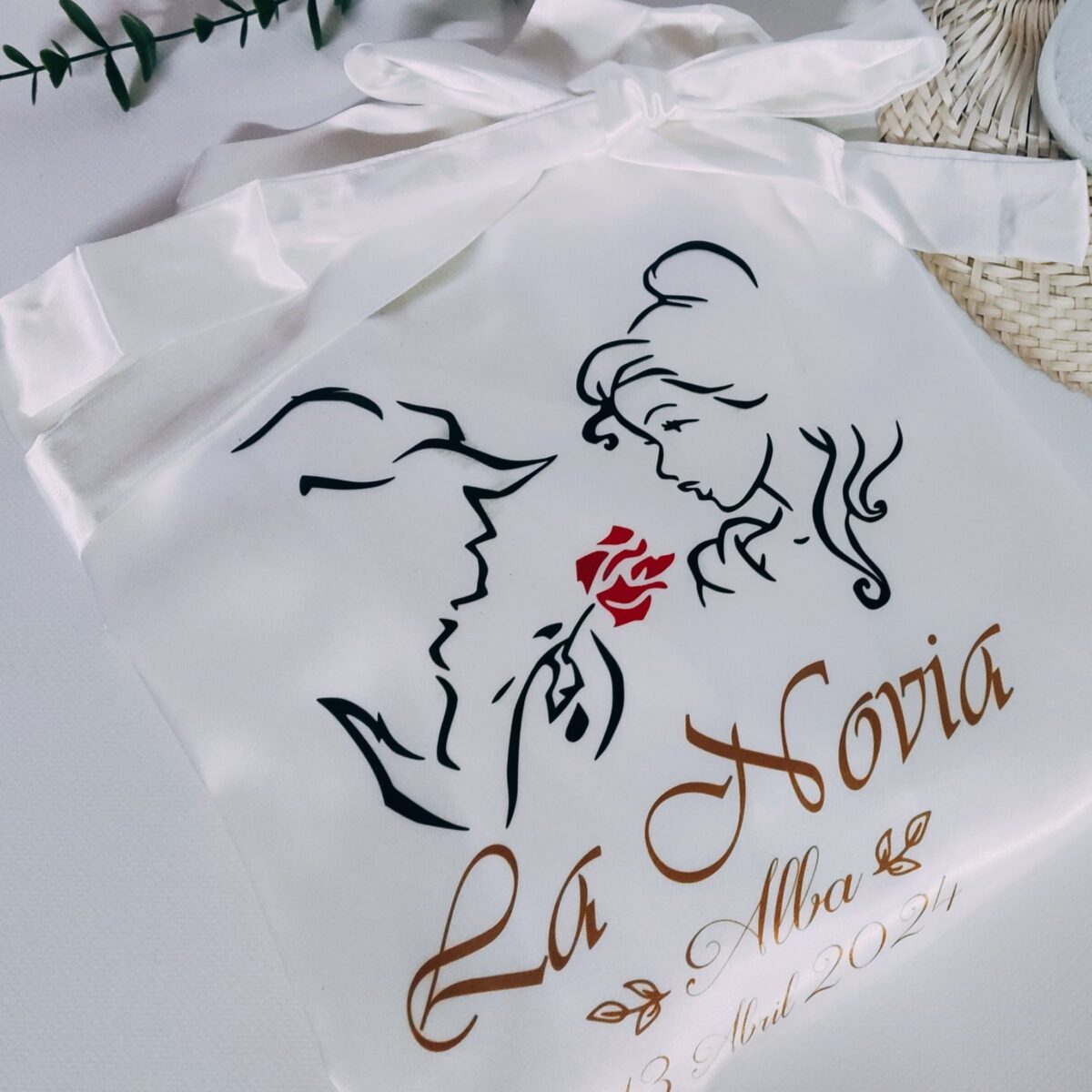 Bata de satén de novia blanca personalizada modelo PREMIUM - Imagen 43