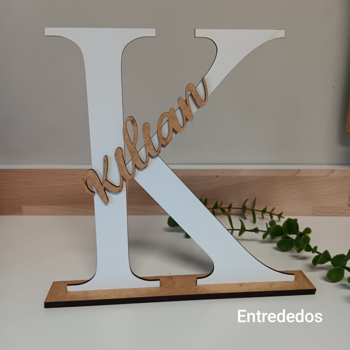 Iniciales de madera con nombre en relieve - Imagen 10