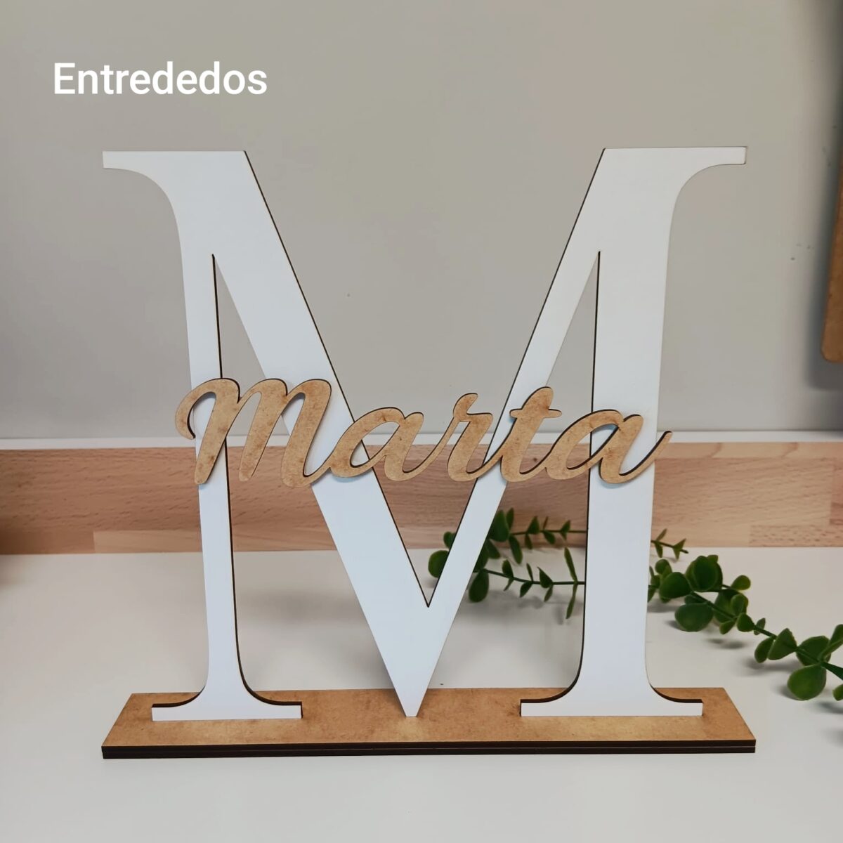 Iniciales de madera con nombre en relieve - Imagen 9