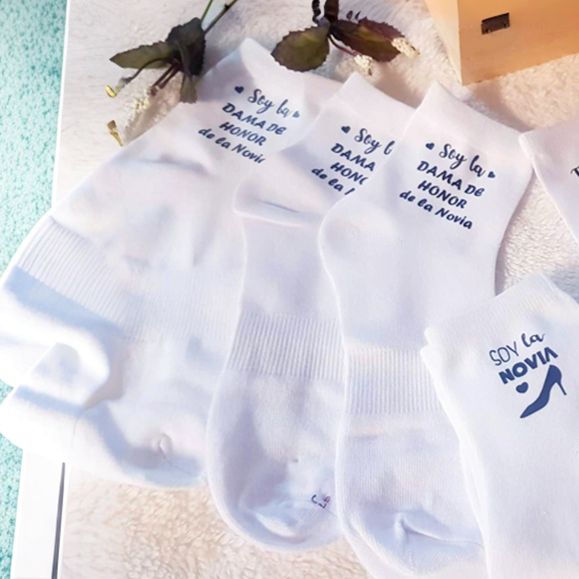 02 Calcetines Personalizados para Mujer Blancos: Estilo Único - Imagen 1