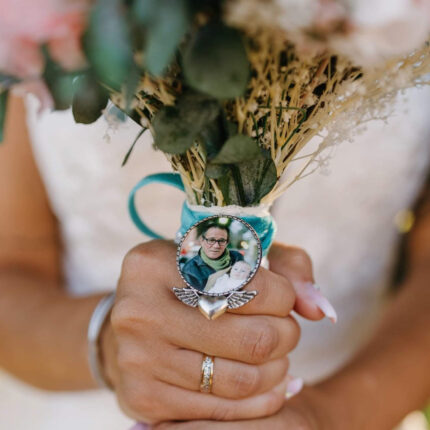 Camafeo de metal para el ramo de novia silueta de alas de ángel