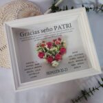 Marco blanco elegante con detalles en madera  y flores