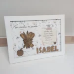 Marco blanco elegante con detalles en madera para profesora