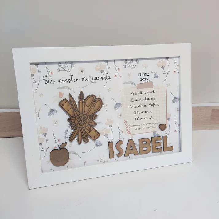 IMG-20250521_234746.webp Marco blanco elegante con detalles en madera para profesora - Imagen 1