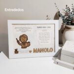 Marco blanco elegante con detalles en madera para profesor