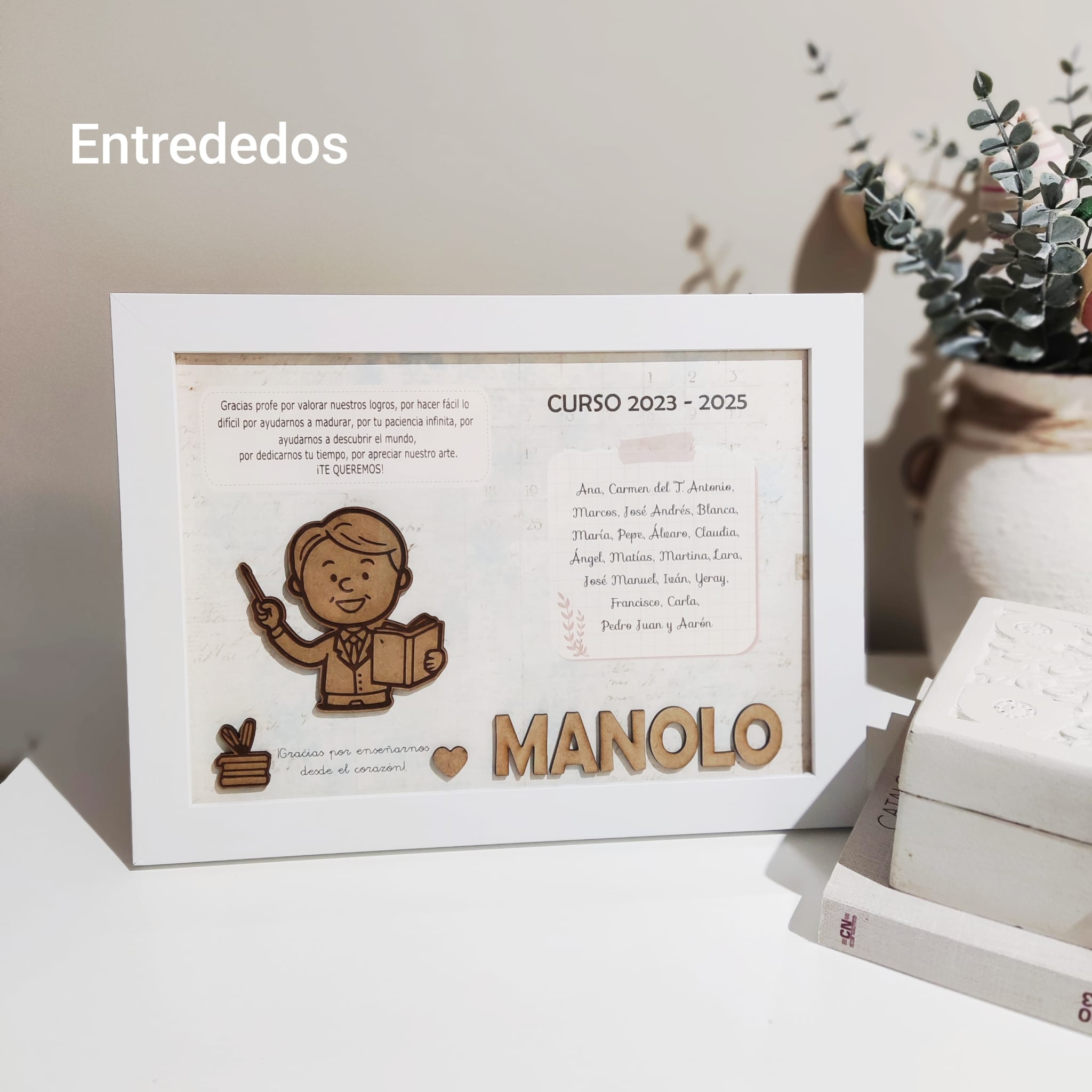 4c1719c1-b832-414b-b019-93f44f91c3eb.jpg Marco blanco elegante con detalles en madera para profesor - Imagen 1