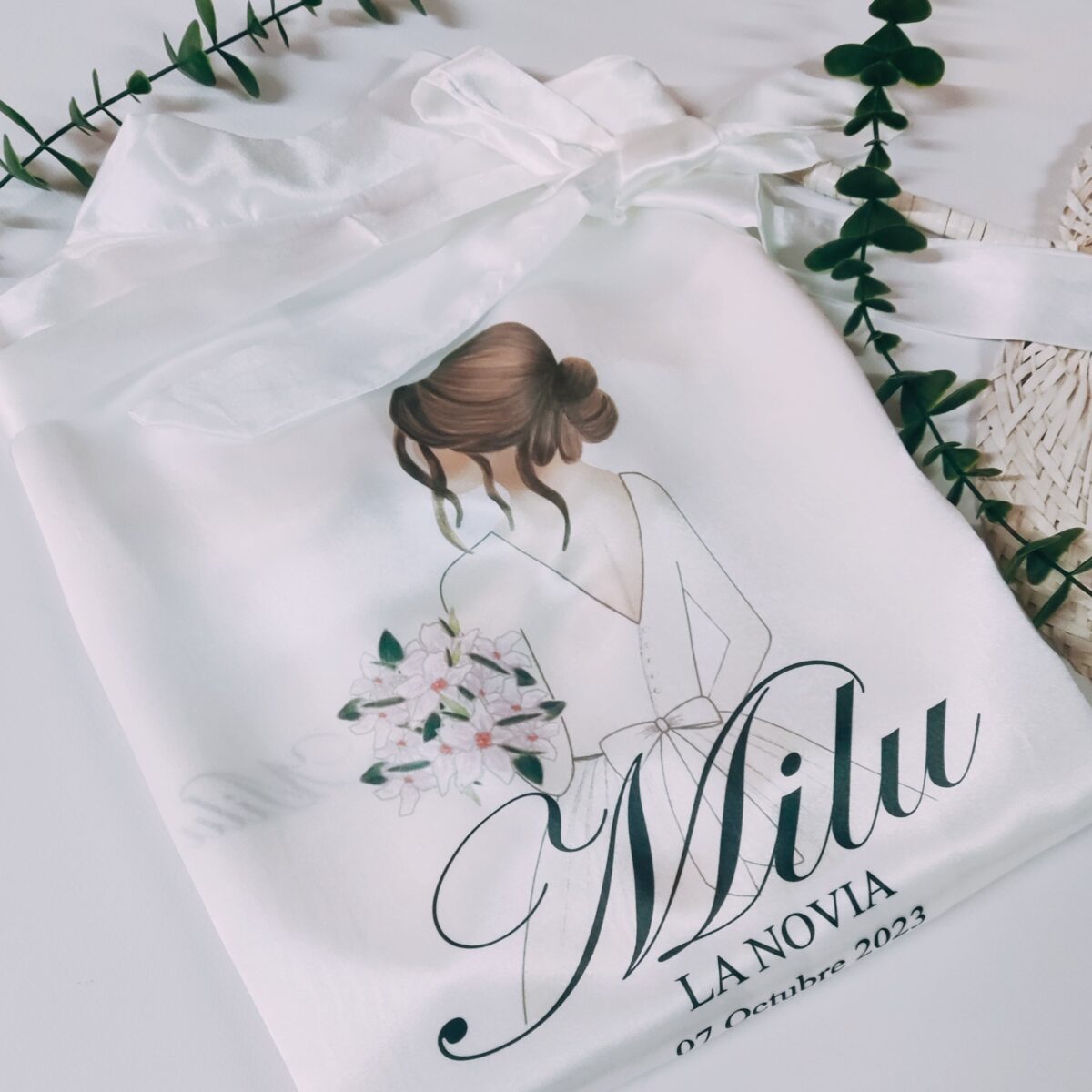 Bata de satén de novia blanca personalizada modelo PREMIUM - Imagen 41