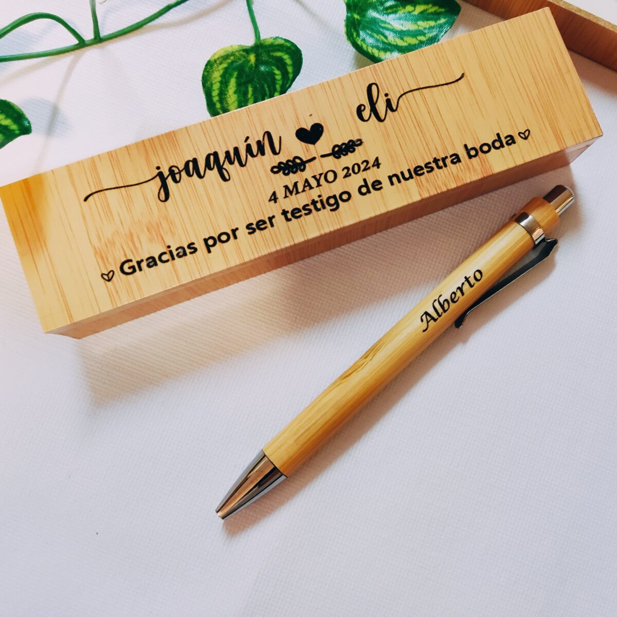 Bolígrafo personalizado + caja grabada para TESTIGOS. PADRINOS. ETC.. - Imagen 1