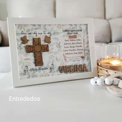 Marco color blanco con detalles en madera para "CATEQUISTAS"
