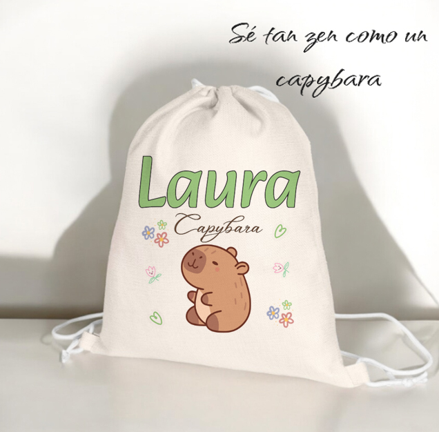 capybara-mochila-entrededos Kit de Regalo Personalizado “Tan Zen como un Capybara” - Imagen 2