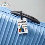 Identificador de maletas de madera personalizado con nombre y teléfono – Diseño Viaje a Disney