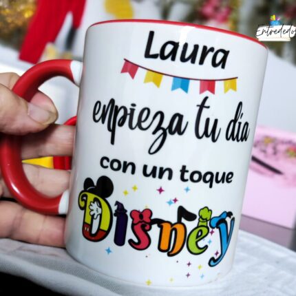 Taza personalizada con la frase “Sofía, empieza tu día con un toque Disney”, interior rojo, 300 ml, apta para lavavajillas