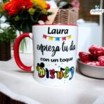 Taza personalizada con la frase “Sofía, empieza tu día con un toque Disney”, interior rojo, 300 ml, apta para lavavajillas