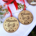 Bola de Navidad de madera natural personalizada con nombre, reno grabado a láser y lazo rojo