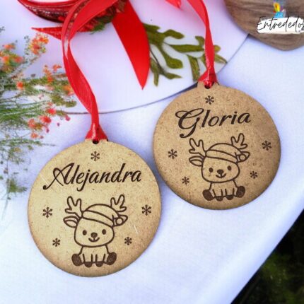 Bola de Navidad de madera natural personalizada con nombre, reno grabado a láser y lazo rojo
